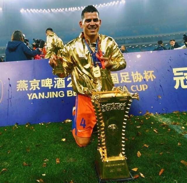 比赛焦点瞬间：第1分钟，萨卡右路横传门前被阿利森扑出不远第二点热苏斯弧顶凌空打门被挡出底线。
